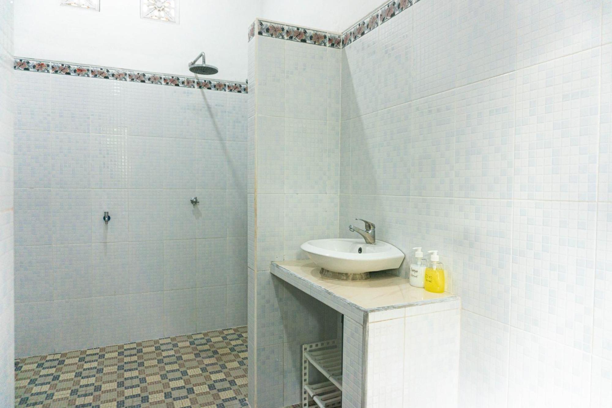 Srinadi Guest House Lovina Exteriér fotografie